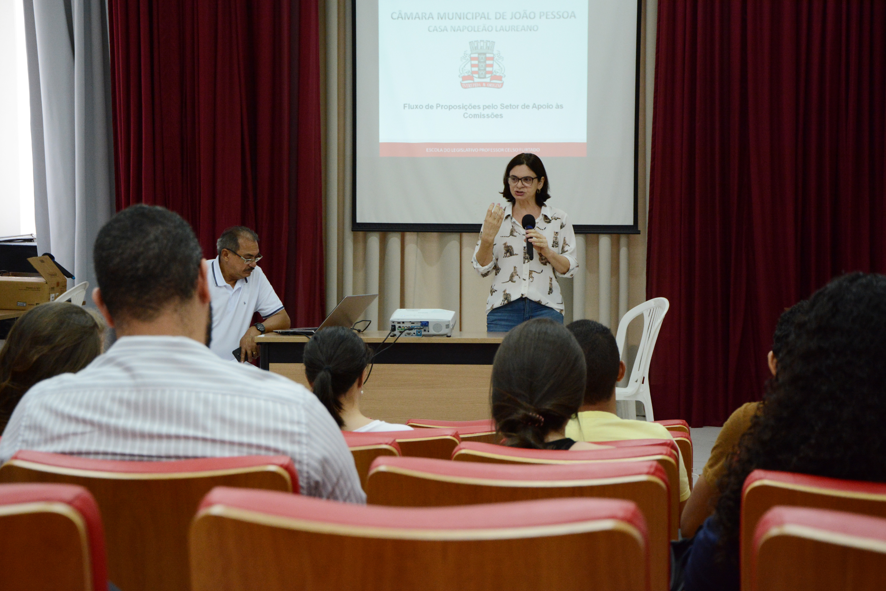 Aprendizes de vereador aprendem sobre comissões parlamentares e leis orçamentárias