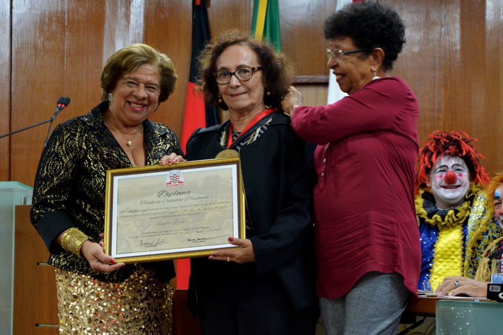 Câmara de João Pessoa homenageia a atriz Zezita Matos durante sessão especial dedicada a arte