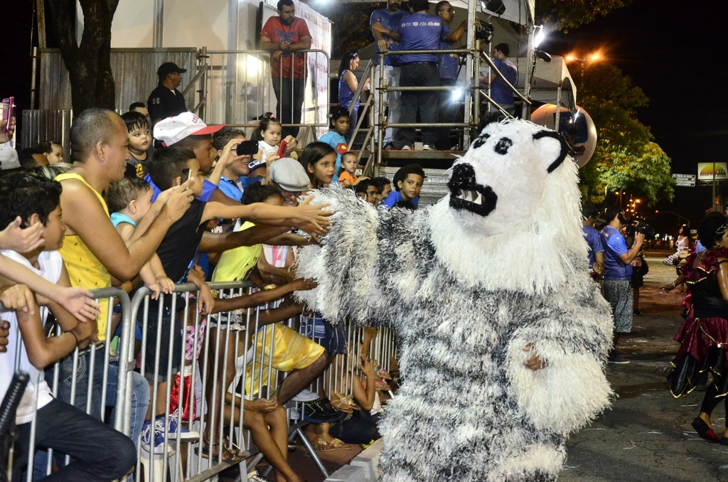 Carnaval Tradição encerra com desfiles de Ala Ursas nesta segunda-feira (12)