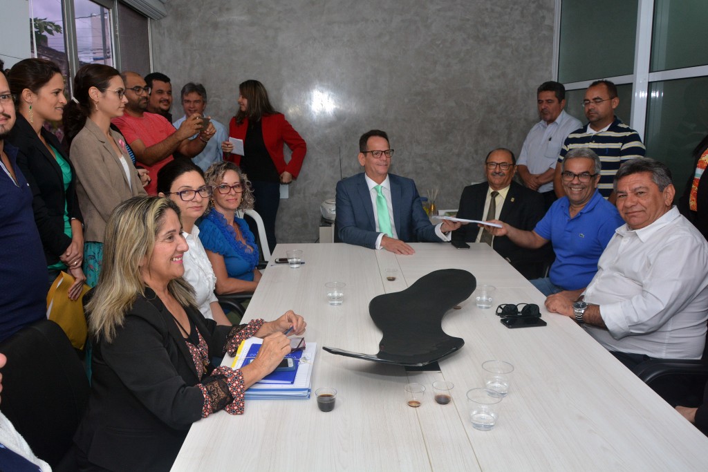 Em reunião com grupo de servidores, presidente da CMJP recebe projeto de reestruturação do organograma de atribuições da Casa