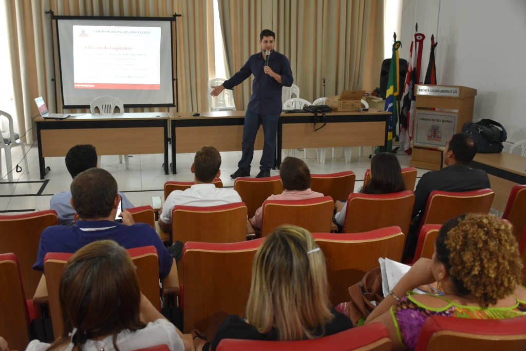 Escola do Legislativo da CMJP apresenta novidades do projeto 'Aprendiz de Vereador'