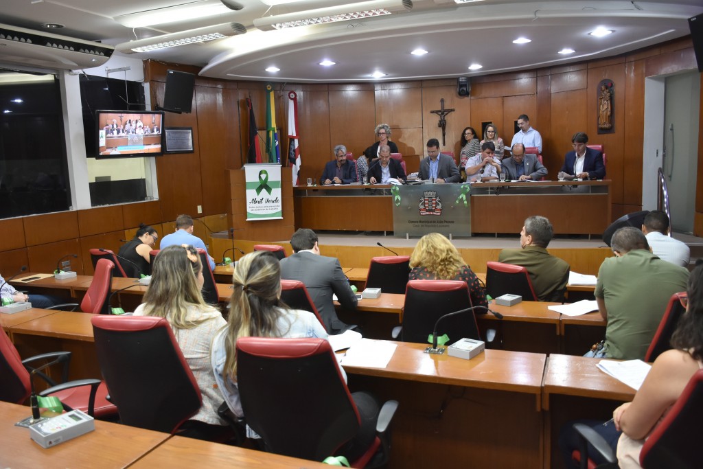 Reajuste dos profissionais da Rede Municipal de Educação recebe parecer favorável da CCJ