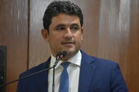 Parlamentar destaca sanção de lei que garante diplomas e certificados em Braille a alunos com deficiência visual na Capital paraibana