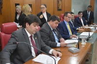 Plenário aprova divulgação de medicamentos disponíveis na saúde pública e programa de apoio a pessoas com doenças raras