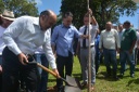 Presidente da Câmara planta muda de ipê na Lagoa no ‘Dia da Árvore’