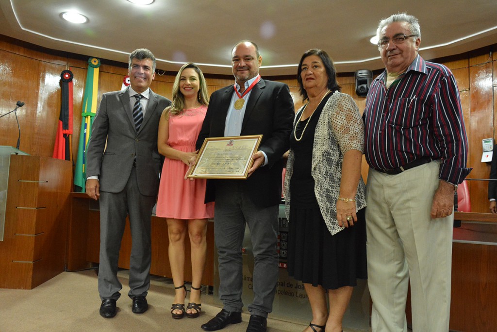 Profissional do basquete recebe duas honrarias na Câmara de JP