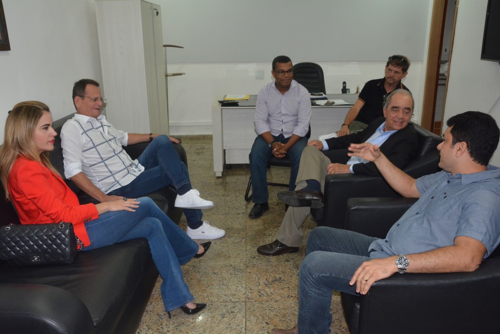 Roberto Cavalcanti e Beatriz Ribeiro visitam Marcos Vinícius