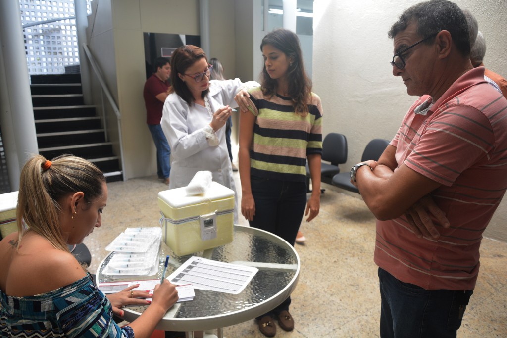 Servidores da Câmara de João Pessoa recebem vacina contra a gripe