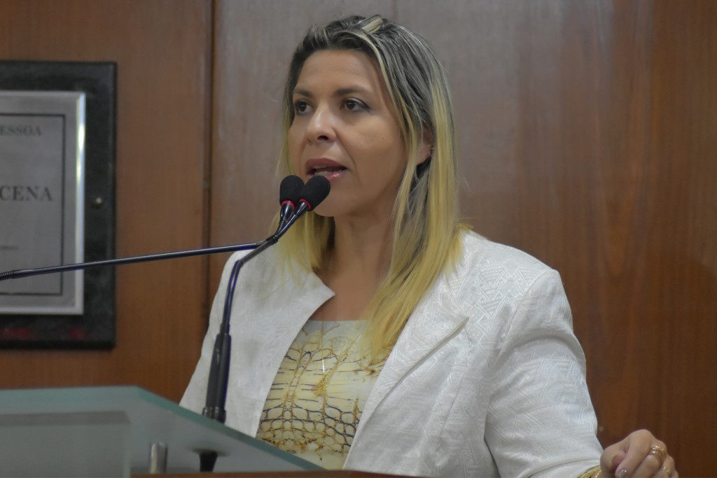 Vereadora fala sobre violência urbana e insegurança, na tribuna da CMJP