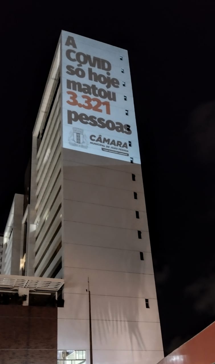 Projeções em prédios alertam para manter cuidados contra a Covid-19